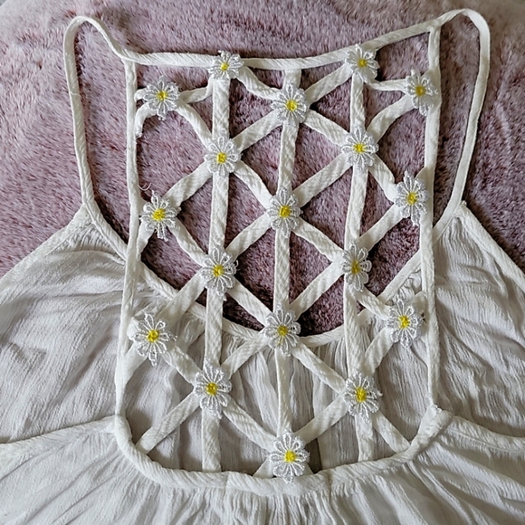 Adorable daisy top, size small - Picture 3 of 3